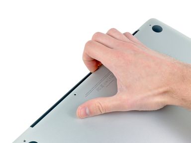 Ouverture du capot arrière d'un MacBook Pro