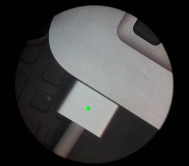 Image au microscope d'un connecteur magsafe branché