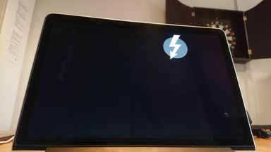 Le logo Thunderbolt sur l'écran d'un Mac en mode target disque.